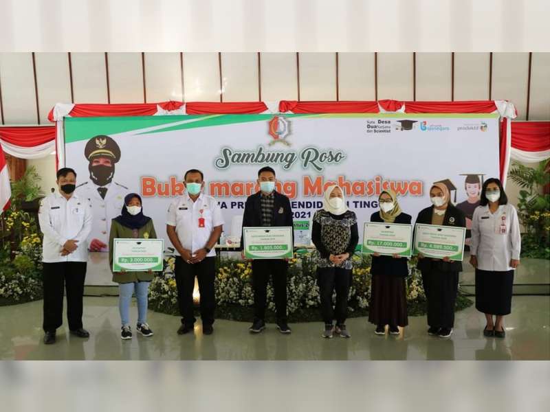 Gelar 'Sambung Roso', Bupati Bojonegoro Anna Muawanah Serahkan Beasiswa Pendidikan