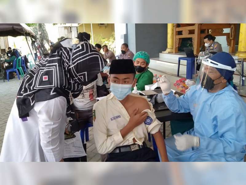 Polres Bojonegoro Gelar Vaksinasi Corona untuk Pelajar Usia 12 Tahun ke Atas