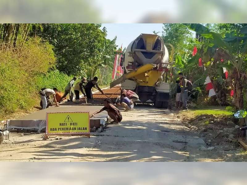 Progres Pembangunan Peningkatan Jalan Cor di Kabupaten Bojonegoro Capai 50 Persen