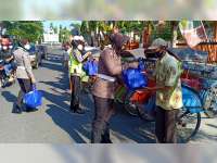 Peringati HUT Polwan Ke-73, Polisi Blora Bagikan Bantuan Sosial