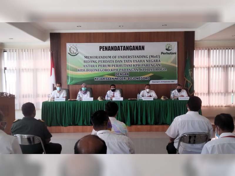 Kejari Bojonegoro dan Perhutani Tanda Tangani MoU Bidang Perdata dan Tata Usaha Negara