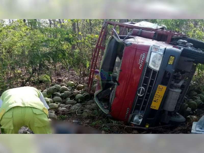 Truk Bermuatan Tabung Gas Elpiji Terguling di Ngasem, Bojonegoro, Pengemudi Truk Meninggal di TKP