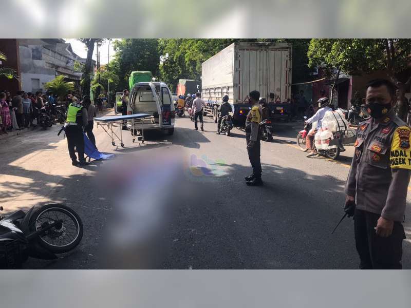 Gagal Mendahului, Perempuan Pengendara Motor di Tuban Tewas Terlindas Truk