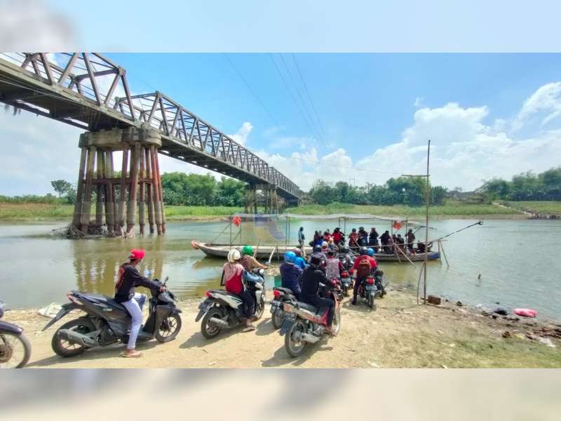 Jembatan Glendeng Penghubung Bojonegoro-Tuban Ditutup, Jasa Perahu Penyeberangan Ketiban Rezeki
