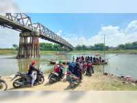 Jembatan Glendeng Penghubung Bojonegoro-Tuban Ditutup, Jasa Perahu Penyeberangan Ketiban Rezeki
