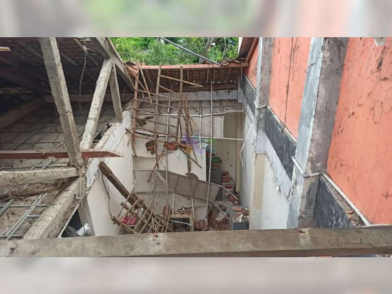 Diduga Lapuk Dimakan Rayap, Atap Gedung KPU Bojonegoro Ambrol
