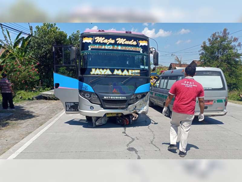Ditabrak Bus, 2 Orang Pengendara Motor di Ngraho, Bojonegoro, Meninggal Dunia di TKP