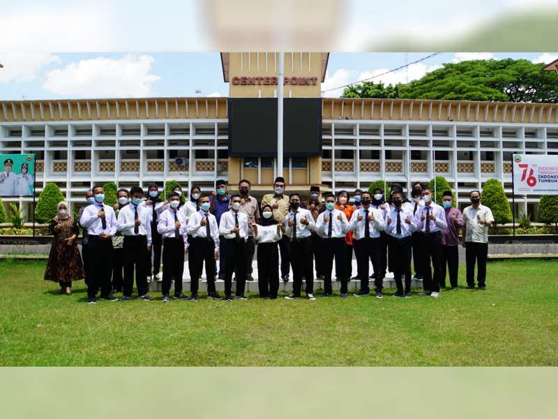 Bupati Blora Berangkatkan 18 Calon Mahasiswa Menuju Asrama PEM Akamigas Cepu