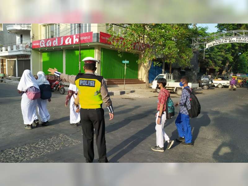 PTM Dibuka, Polisi Bojonegoro Mulai Lakukan Pengaturan Arus Lalu Lintas