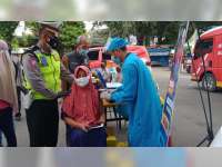 Sat Lantas Polres Tuban Gelar Vaksinasi Corona bagi Tunawisma