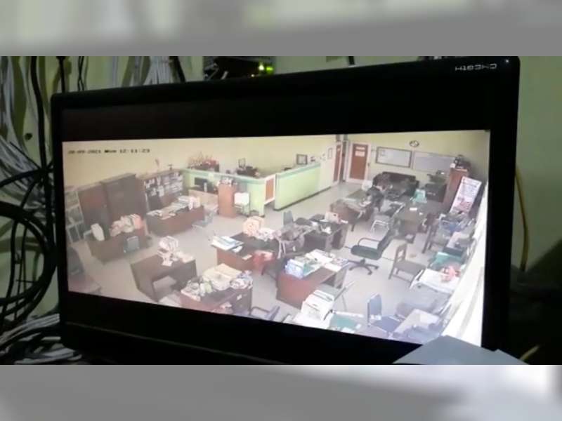 Modus Jualan Madu, Seorang Pria Terekam CCTV Curi Laptop dan HP di Diskoperindag Tuban