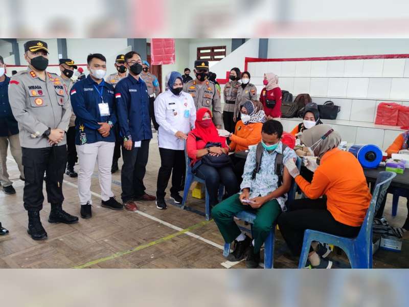 Polisi Bersama Mahasiswa Blora Gelar Vaksinasi bagi Pelajar