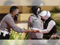 Gubernur Jatim Apresiasi Aiptu Suparnoto, 'Sang Pendongeng' Polres Bojonegoro