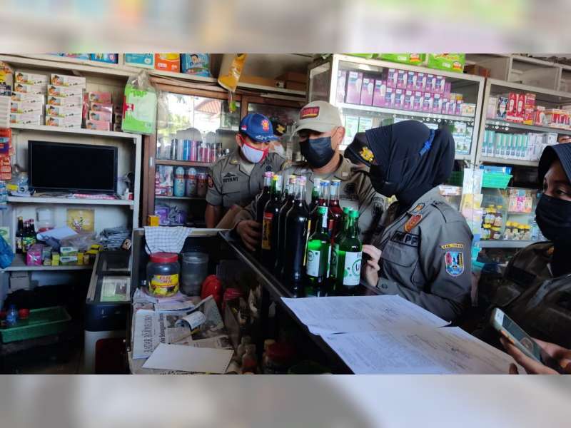 Gelar Razia Kios Jamu Tradisional di Tuban, Satpol PP Amankan Puluhan Botol Miras