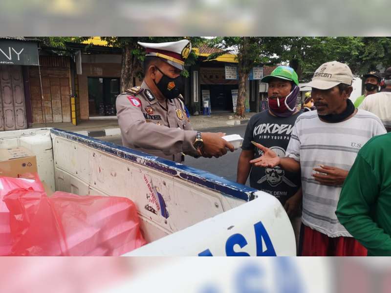 Operasi Patuh Semeru 2021, Sat Lantas Polres Bojonegoro Bagikan Masker dan Nasi Kotak