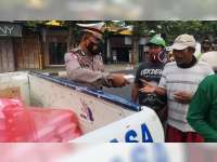 Operasi Patuh Semeru 2021, Sat Lantas Polres Bojonegoro Bagikan Masker dan Nasi Kotak