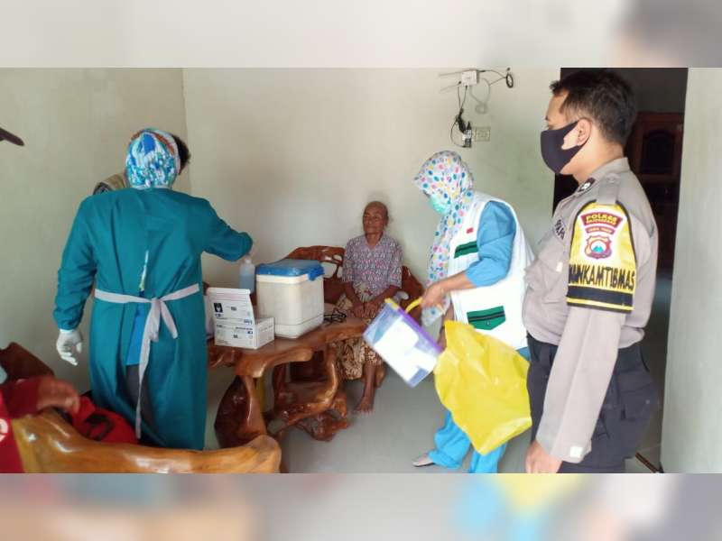 Polisi Bojonegoro Kawal Vaksinasi pada Penyandang Disabilitas dan ODGJ