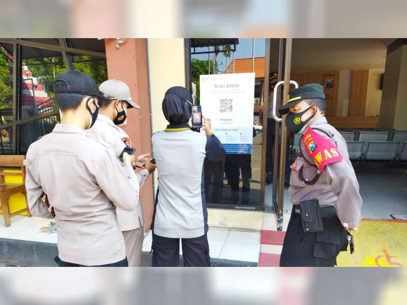 Anggota dan Tamu yang Masuk di Polres Bojonegoro Wajib Gunakan Aplikasi PeduliLindungi