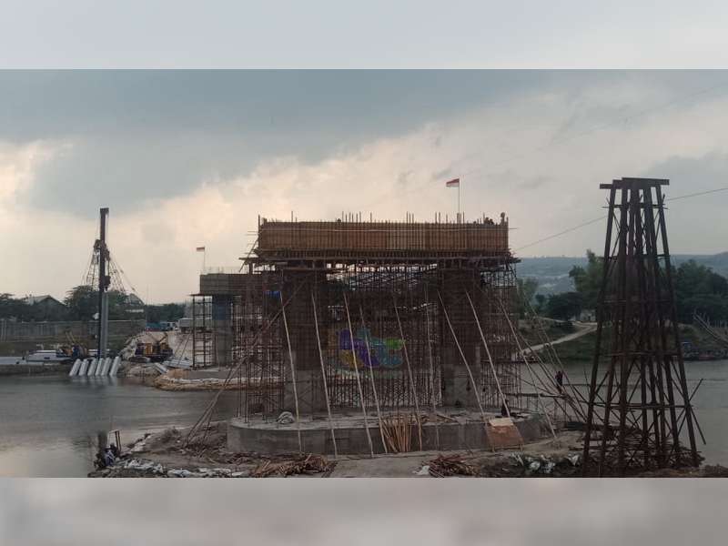 Pembangunan Jembatan Kanor-Rengel, Penghubung Bojonegoro-Tuban, Masuk Tahap Pemasangan Gelagar