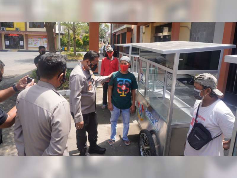 Kapolres Bojonegoro Beri Bantuan Gerobak pada Warga untuk Bangkit dari Pandemi COVID-19