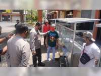 Kapolres Bojonegoro Beri Bantuan Gerobak pada Warga untuk Bangkit dari Pandemi COVID-19