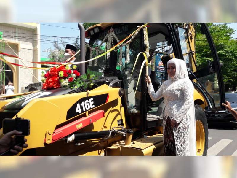 Unik, Pasangan Pengantin di Bojonegoro Ini Rayakan Pernikahan dengan Naik Ekskavator