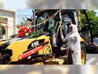 Unik, Pasangan Pengantin di Bojonegoro Ini Rayakan Pernikahan dengan Naik Ekskavator