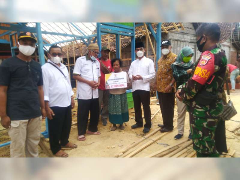 Baznas Blora Salurkan Bantuan Bedah Rumah pada 2 Warga Desa Tempellemahbang