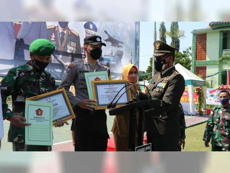 HUT Ke-76 TNI, Bhabinkamtibmas Desa Manukan Terima Pengharhargaan dari Dandim Bojonegoro
