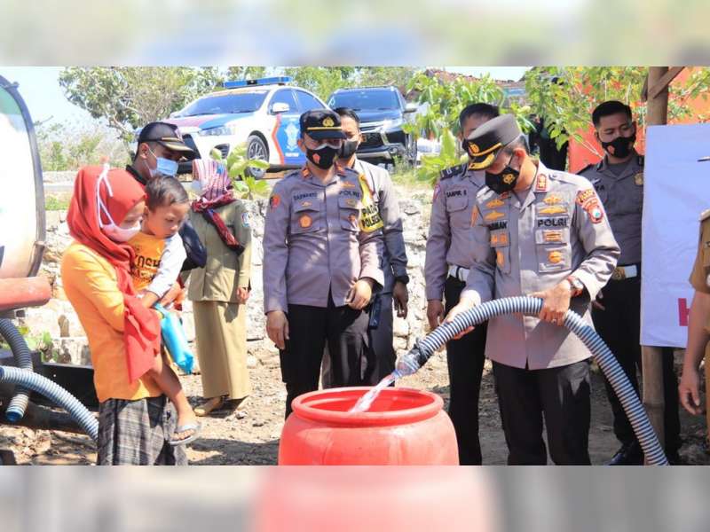 Polres Tuban Kirim Bantuan Air Bersih pada Warga Terdampak Kekeringan di Desa Ngandong