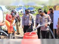 Polres Tuban Kirim Bantuan Air Bersih pada Warga Terdampak Kekeringan di Desa Ngandong