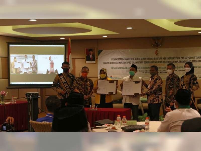 Pemkab Bojonegoro Serahkan Bantuan Keuangan Partai Politik pada 13 Parpol