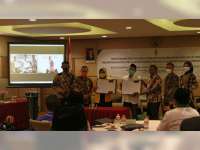 Pemkab Bojonegoro Serahkan Bantuan Keuangan Partai Politik pada 13 Parpol