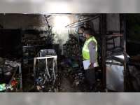 Ditinggal Salat Berjemaah, Toko Milik Warga Temayang, Bojonegoro, Terbakar