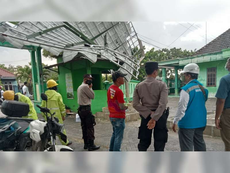 Diterjang Angin Kencang, Dua Bangunan di Kepohbaru, Bojonegoro, Rusak Berat