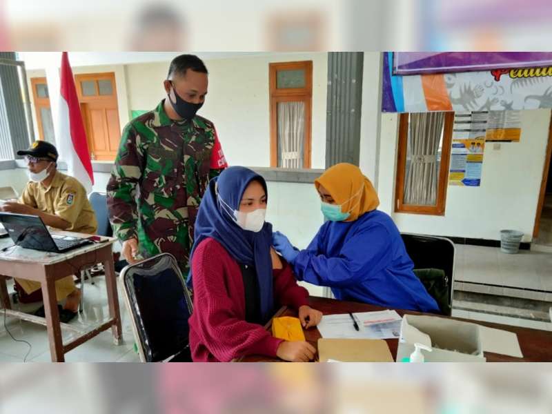 Babinsa Koramil Montong, Tuban, Ajak Warga Ikuti Vaksin COVID-19 Secara 'Door to Door'