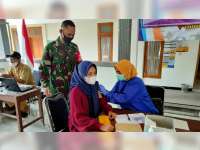 Babinsa Koramil Montong, Tuban, Ajak Warga Ikuti Vaksin COVID-19 Secara 'Door to Door'