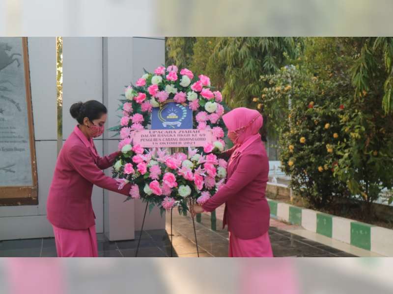 Jelang Peringatan HKGB, Bhayangkari Cabang Bojonegoro Ziarah di Taman Makam Pahlawan