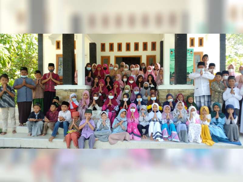 Maulid Nabi, Siswa Siswi Kampung Ilmu Berbagi dengan Warga Sekitar