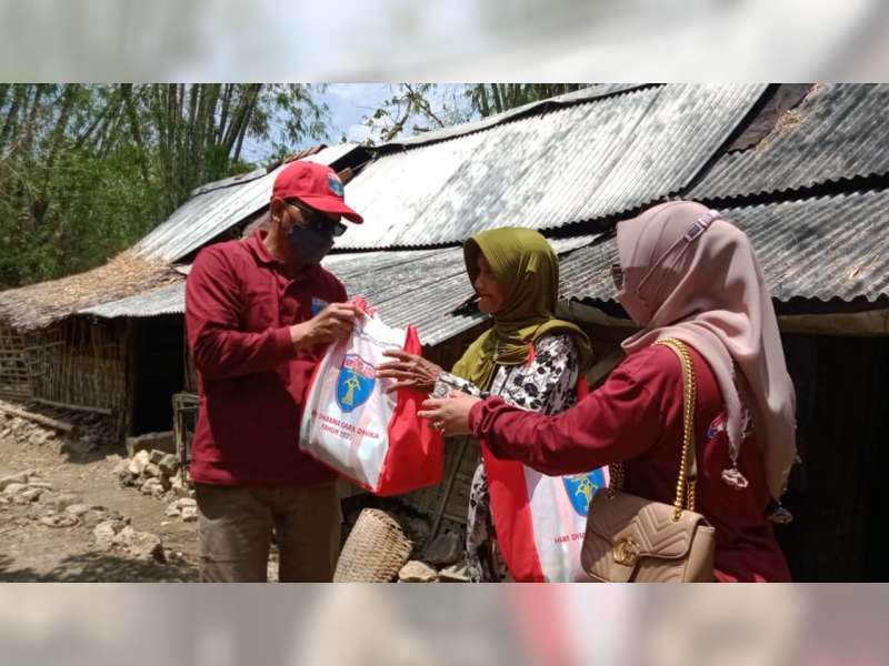 Lapas Tuban Bagikan 50 Paket Sembako untuk Warga Terdampak COVID-19