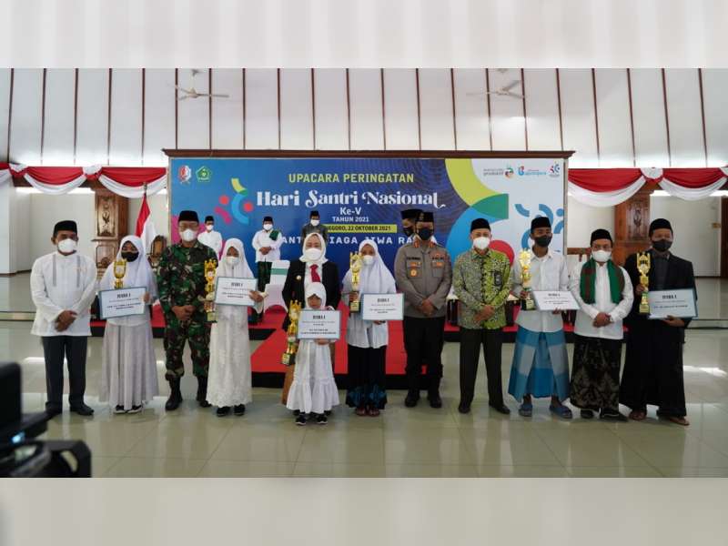 HSN 2021, Bupati Bojonegoro Beri Penghargaan pada 7 Santri Berprestasi