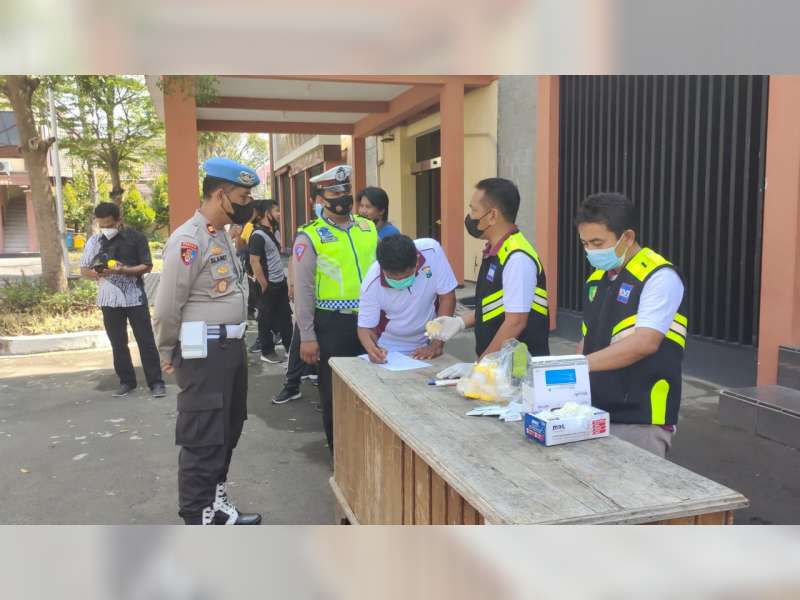 Cegah Penyalahgunaan Narkoba, Polisi Bojonegoro Gelar Tes Urine pada Anggota
