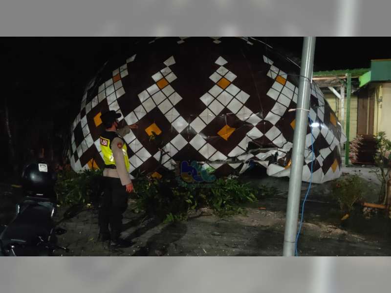 Diterjang Angin Kencang, Kubah Masjid di Kedungadem, Bojonegoro, Runtuh