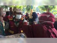 Tukang Becak dan PKL di Lokasi Wisata Sunan Bonang Tuban, Ikuti Vaksinasi COVID-19