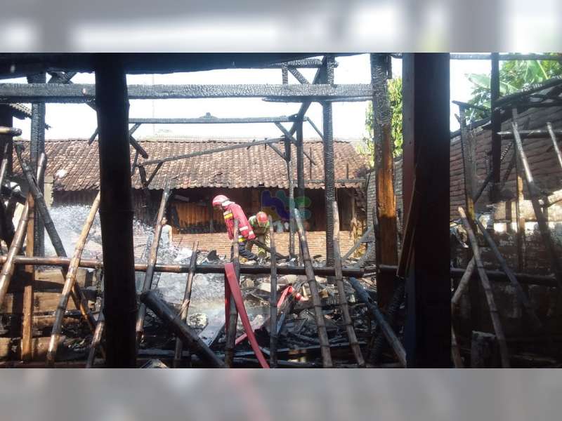 Diduga Akibat Korsleting Listrik, Rumah Warga Kepohbaru, Bojonegoro, Ludes Terbakar