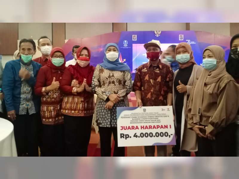 Perajin Pelepah Pisang Asal Bojonegoro, Raih Juara Economic Hybrid Se-Jawa Timur