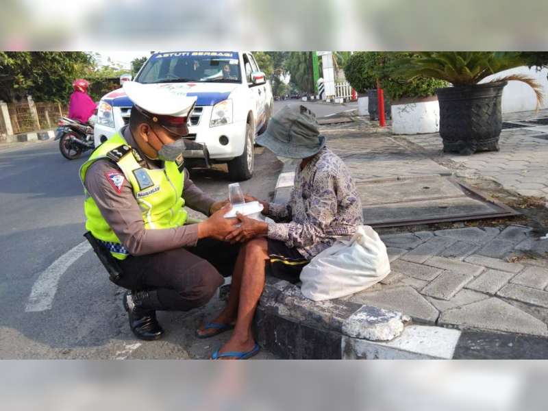 Sat Lantas Polres Bojonegoro Kembali Bagikan Nasi Kotak pada Warga Kurang Mampu