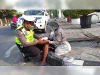 Sat Lantas Polres Bojonegoro Kembali Bagikan Nasi Kotak pada Warga Kurang Mampu