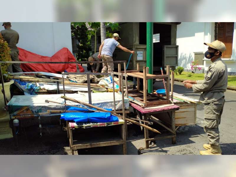 Sejumlah Barang Milik PKL di Gerdu Laut, Tuban, Diamankan Satpol PP