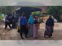 Percepat Capaian Vaksinasi, Polisi Bojonegoro Antar Jemput Warga untuk Ikuti Vaksin COVID-19